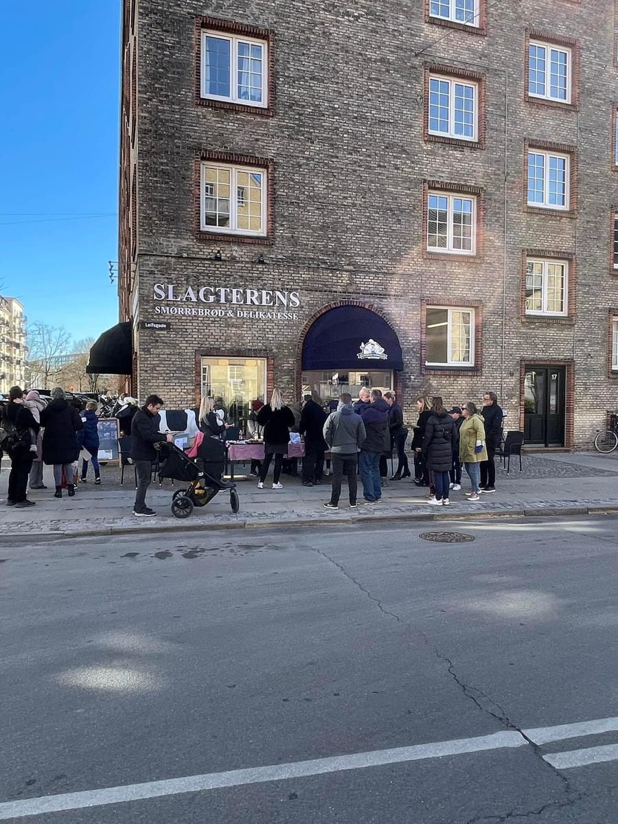 Kunder foran butikken på Leifsgade, Islands Brygge